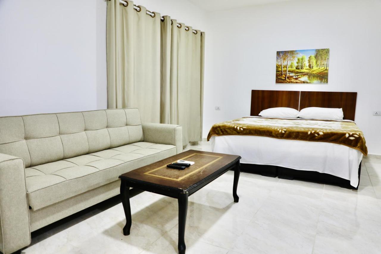 Faraseen Apartments Al Qastal Екстер'єр фото